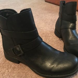 Black booties B.O.C.